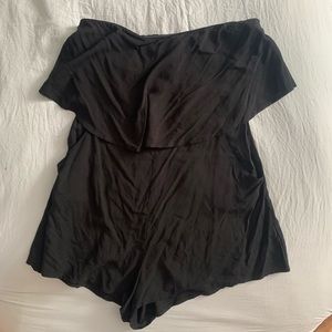 Super cute strapless romper with pockets!